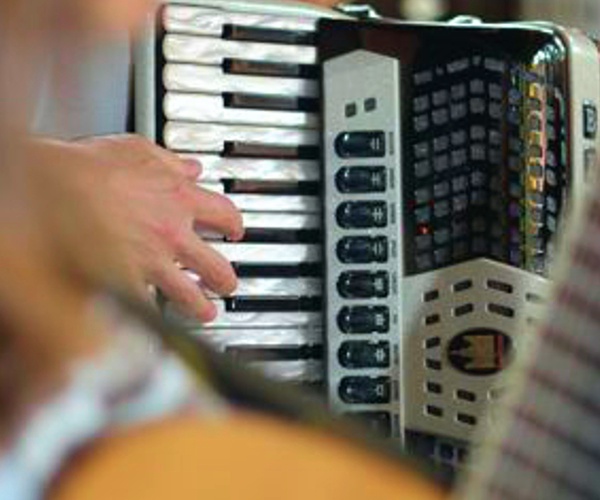 Das Akkordeon ist ein typisches Instrument der Volksmusik in Südtirol.