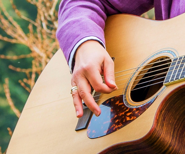 Die Gitarre kann Solo- oder Begleitinstrument sein.